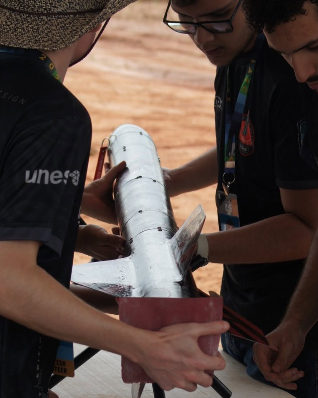Equipe montando o foguete VOID em fibra de vidro