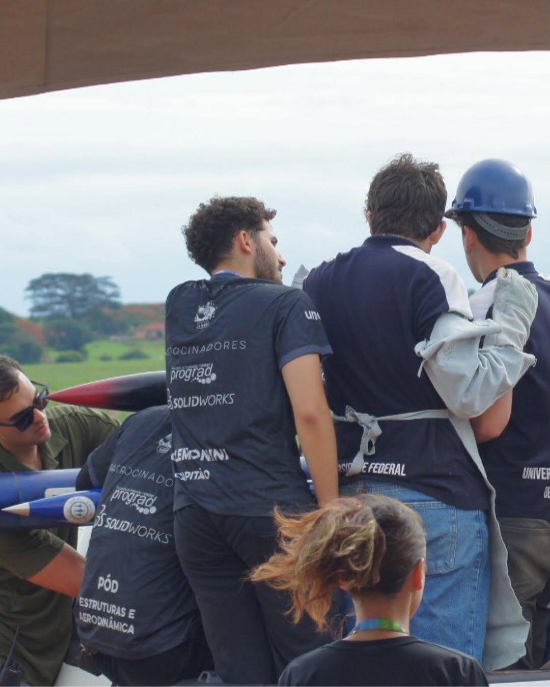 Equipe na rampa observando lançamento